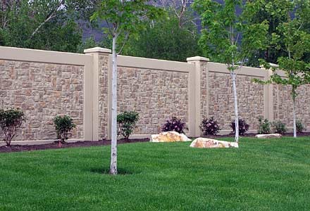 Надежный бетонный забор улучшает внешний вид постройки.